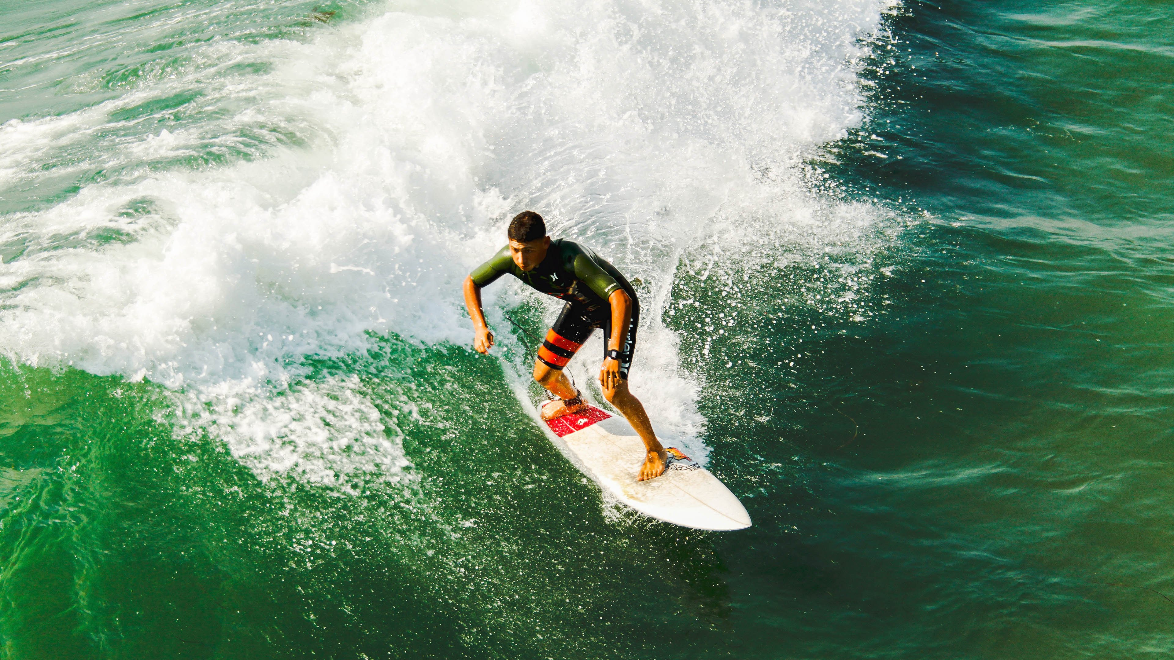 败北引发热议！，莱万多夫斯基在塞尔维亚队比赛中重返赛场上演精彩一战